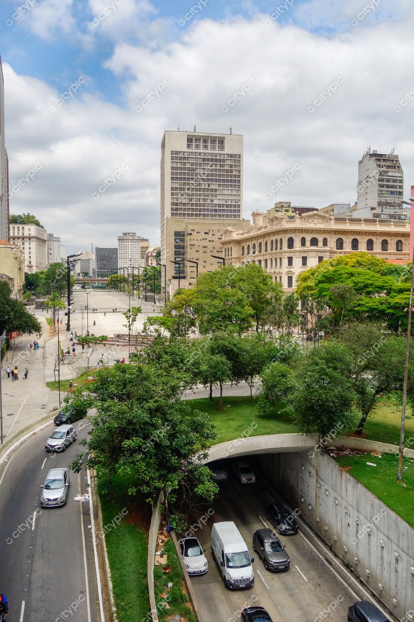 São Paulo, São Paulo, vista da cidade com contraste entre arquitetura moderna e clássica sob céu parcialmente nublado