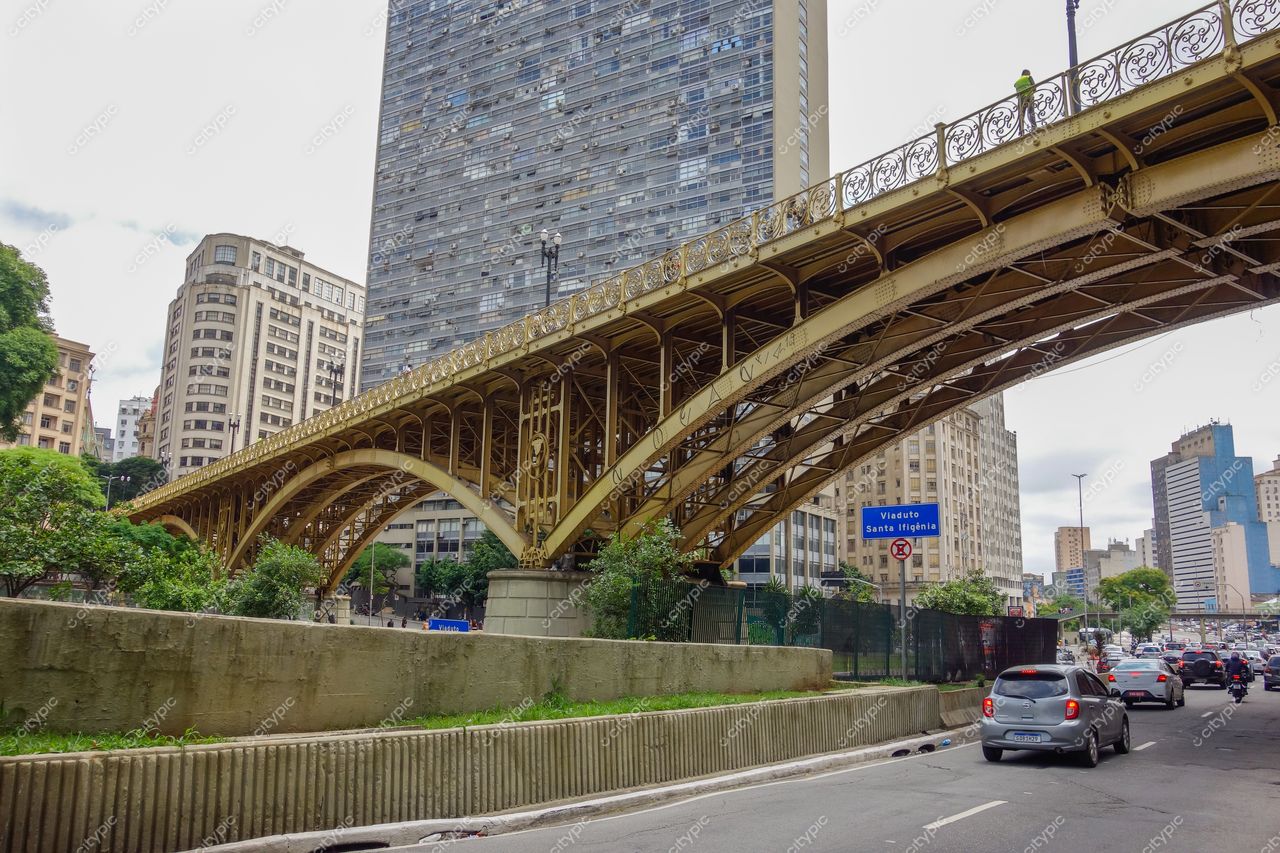 São Paulo, São Paulo, Viaduto Santa Ifigênia com estrutura metálica amarela e tráfego urbano sob céu nublado