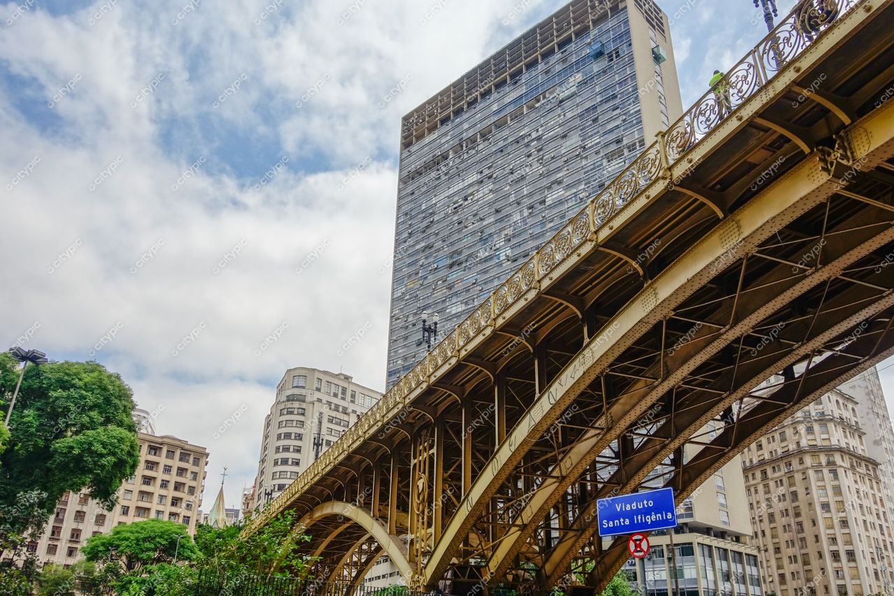 São Paulo, São Paulo, vista do Viaduto Santa Ifigênia com estrutura de ferro e edifício de vidro ao fundo