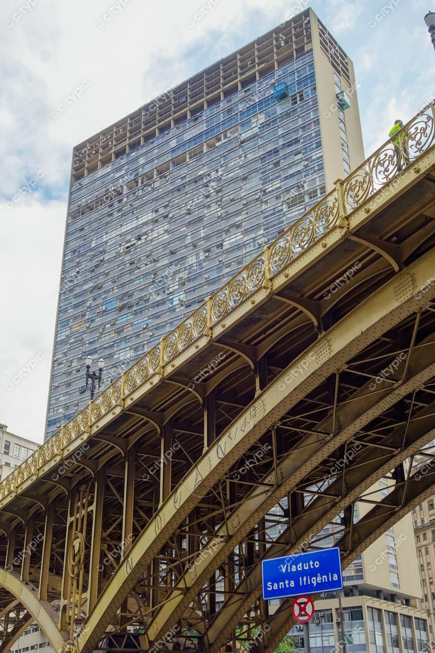 São Paulo, São Paulo, vista do Viaduto Santa Ifigênia com estrutura metálica e edifício moderno ao fundo em dia nublado