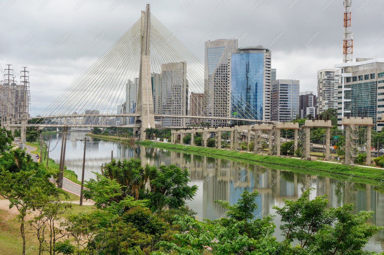 São Paulo, São Paulo, vista da Marginal do Rio Pinheiros em dia nublado com ponte estaiada e arranha-céus modernos