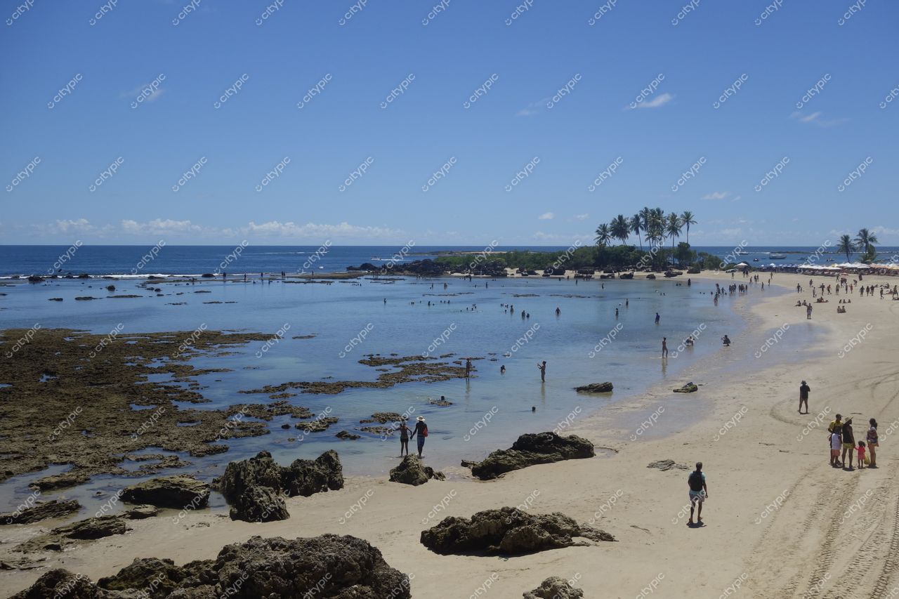 Praias de Morro de São Paulo em Morro de São Paulo com areia clara, rochas visíveis e céu ensolarado