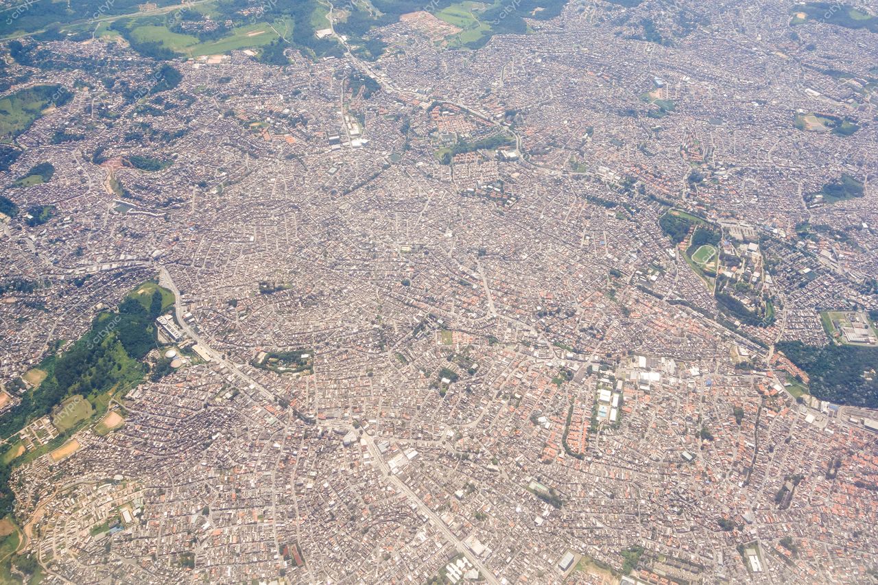 São Paulo, São Paulo, vista aérea em dia ensolarado com densa malha urbana e áreas verdes dispersas