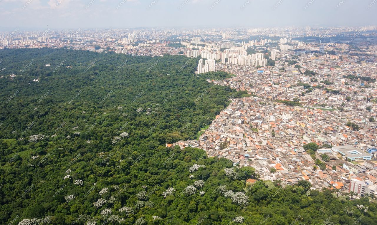 São Paulo, São Paulo, vista aérea mostrando a transição entre vegetação densa e área urbana em dia claro