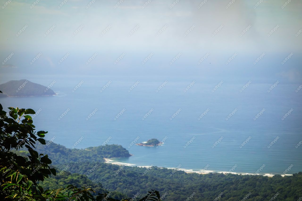 Ilhabela, São Paulo vista panorâmica com costa recortada, pequenas ilhas e vegetação densa em dia claro