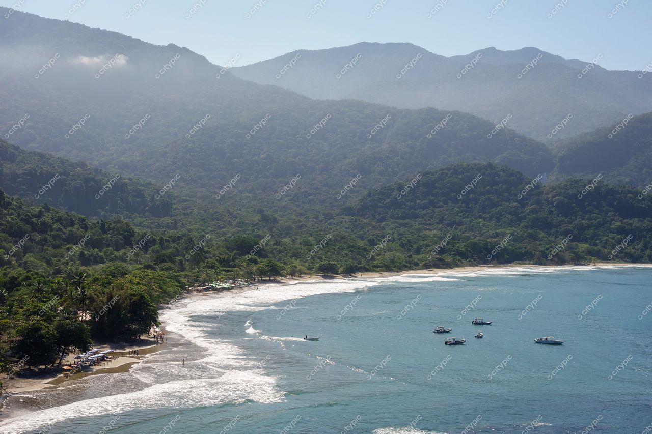Ilhabela, São Paulo vista aérea da enseada com praias suaves e vegetação densa sob luz do sol intensa