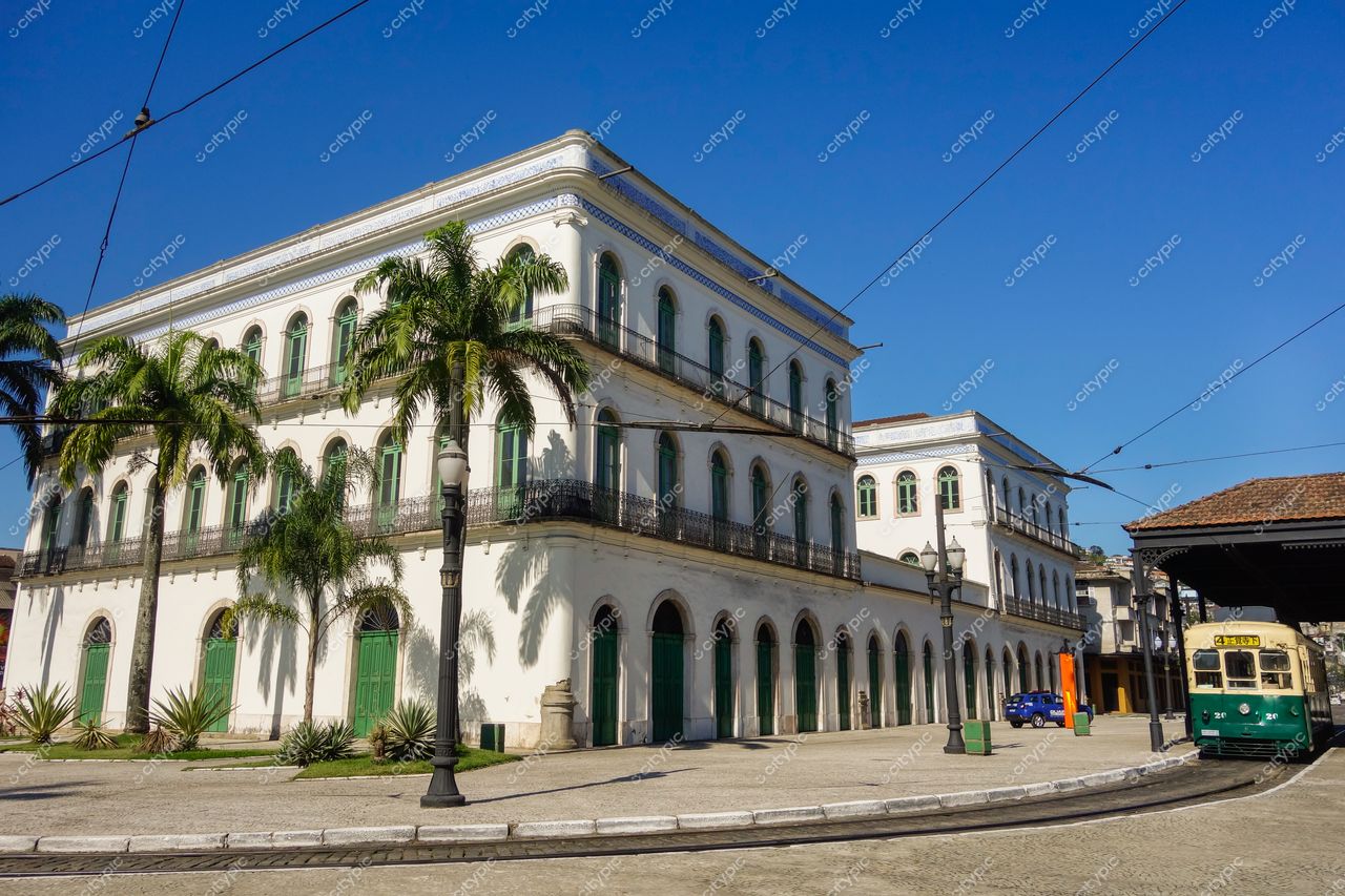 Estação do Valongo em Santos com bonde vintage
