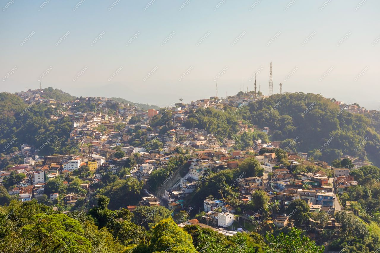 Santos, São Paulo, vista panorâmica de bairro com colinas verdes e casas coloridas sob iluminação suave do dia