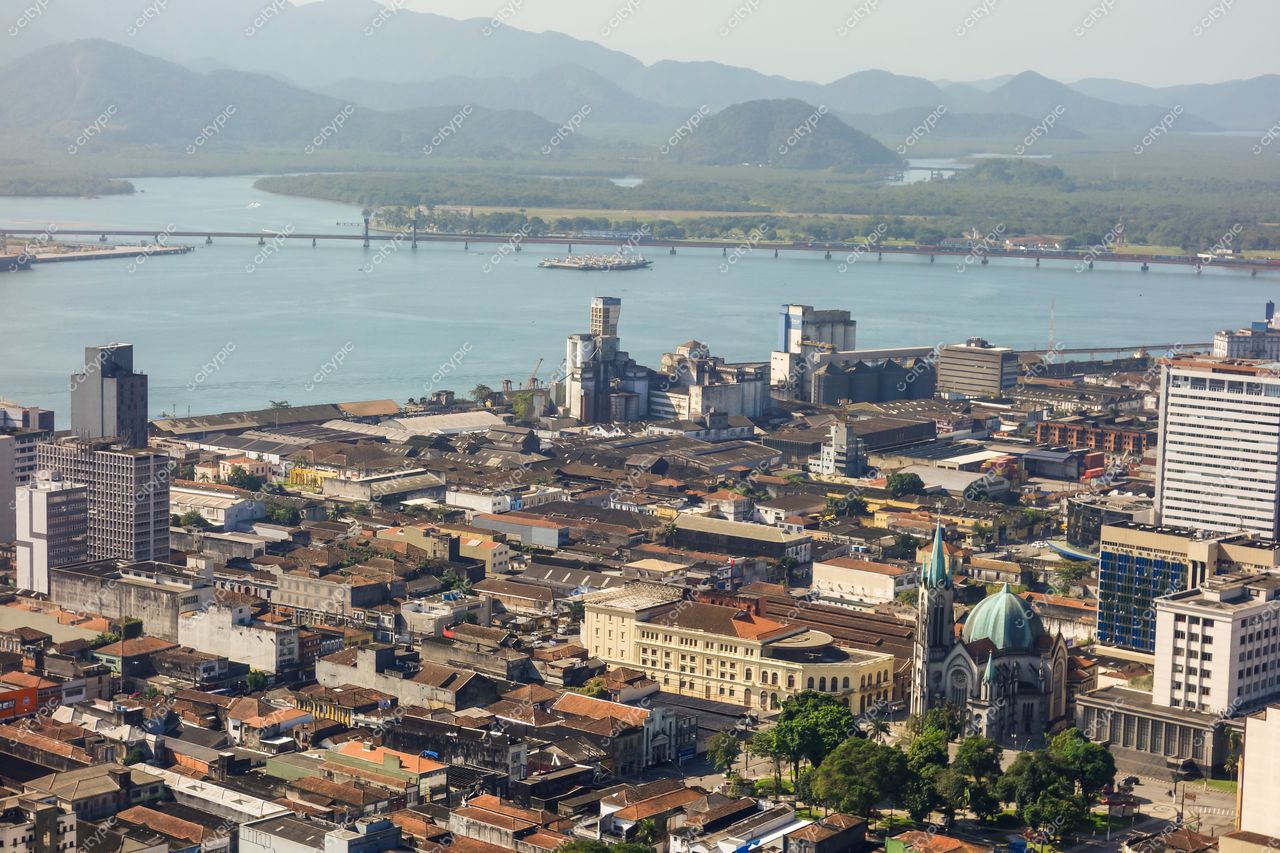 Santos, São Paulo, vista aérea com arquitetura histórica e moderna, rio calmo e vegetação densa ao fundo