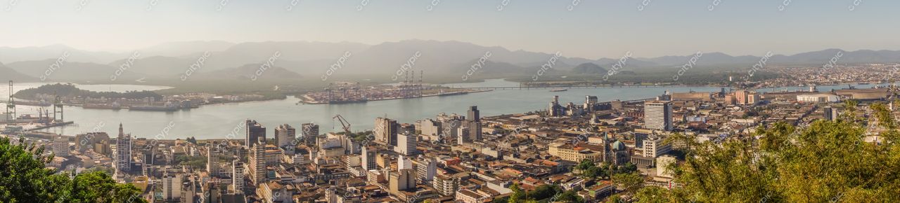 Santos, São Paulo, vista panorâmica da costa com porto e montanhas ao fundo sob luz suave da manhã