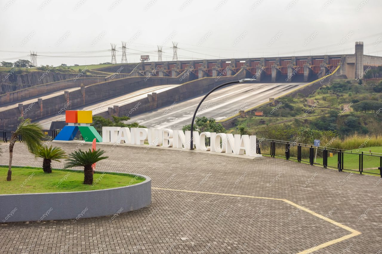Barragem de Itaipu em Usina de Itaipu com estrutura geométrica colorida e céu nublado ao fundo