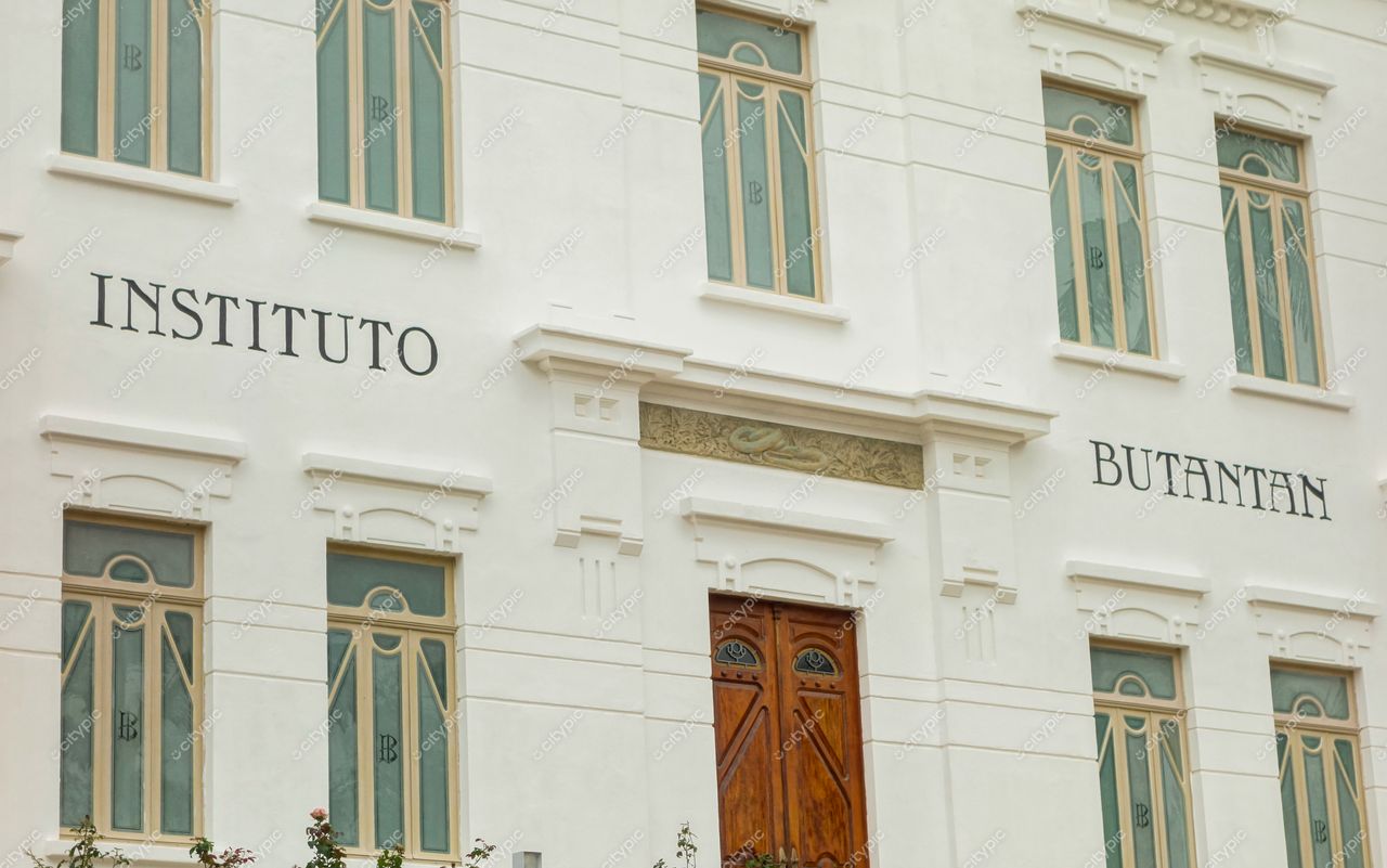 São Paulo, São Paulo, fachada do Instituto Butantan com arquitetura imponente e iluminação natural durante o dia