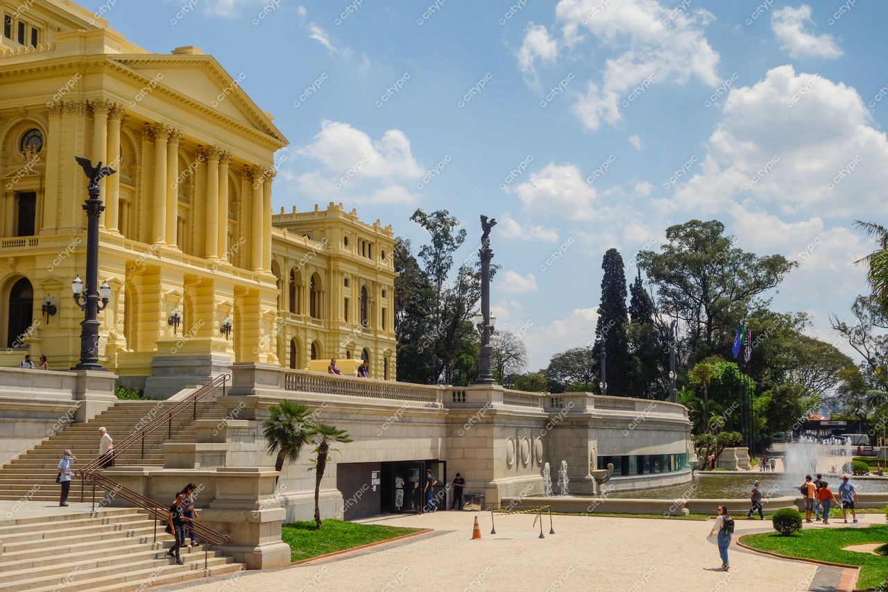 São Paulo, São Paulo, vista do Teatro Municipal com arquitetura neoclássica e vegetação ao redor em dia nublado