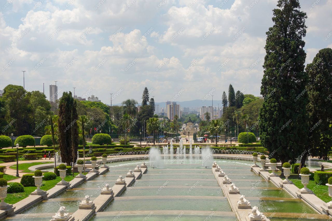São Paulo, São Paulo, vista panorâmica do Parque do Ibirapuera com jardins, fontes e edifícios sob céu nublado