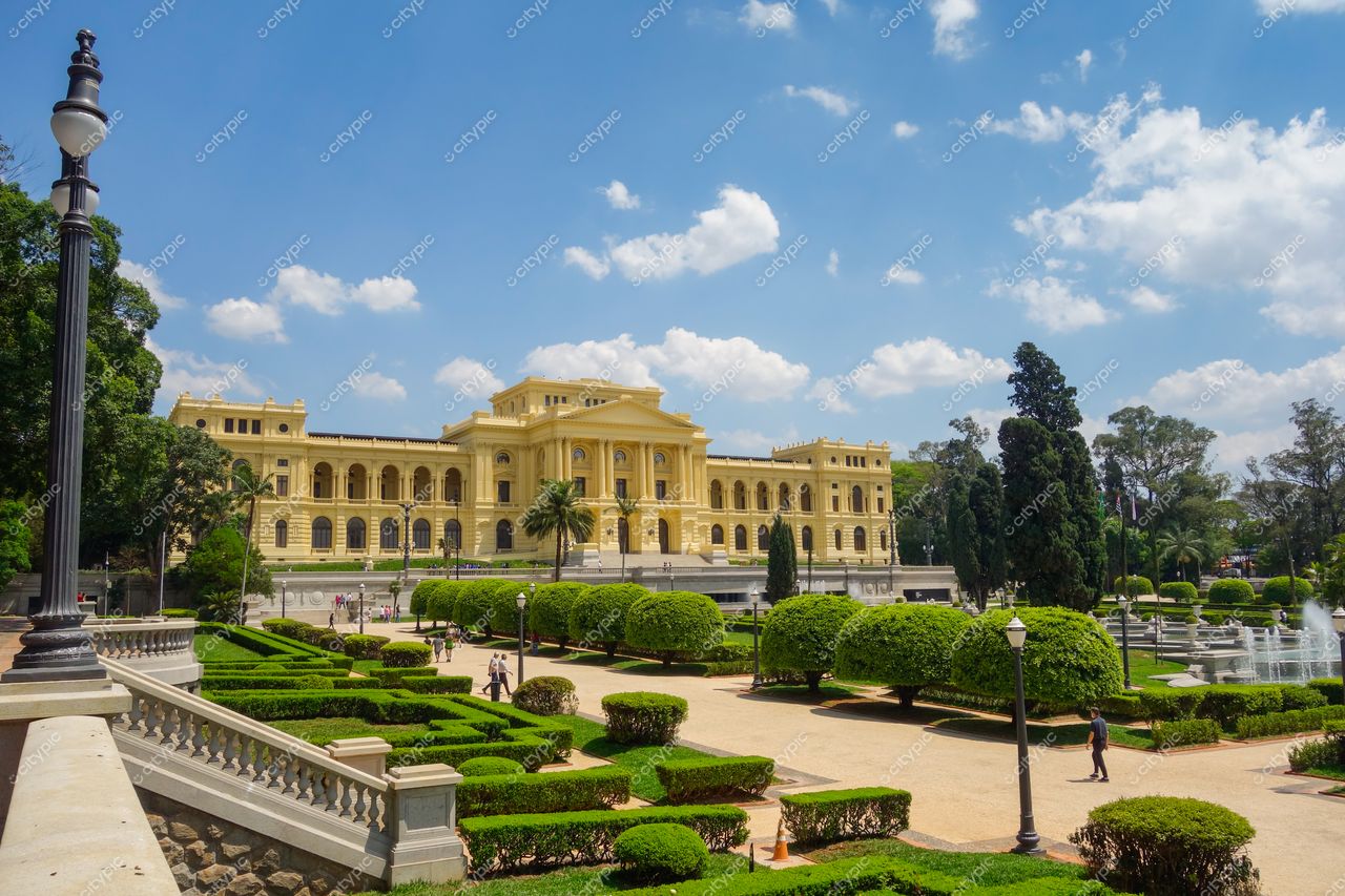 São Paulo, São Paulo, Museu de História Natural com arquitetura amarela sob céu azul e jardins bem cuidados