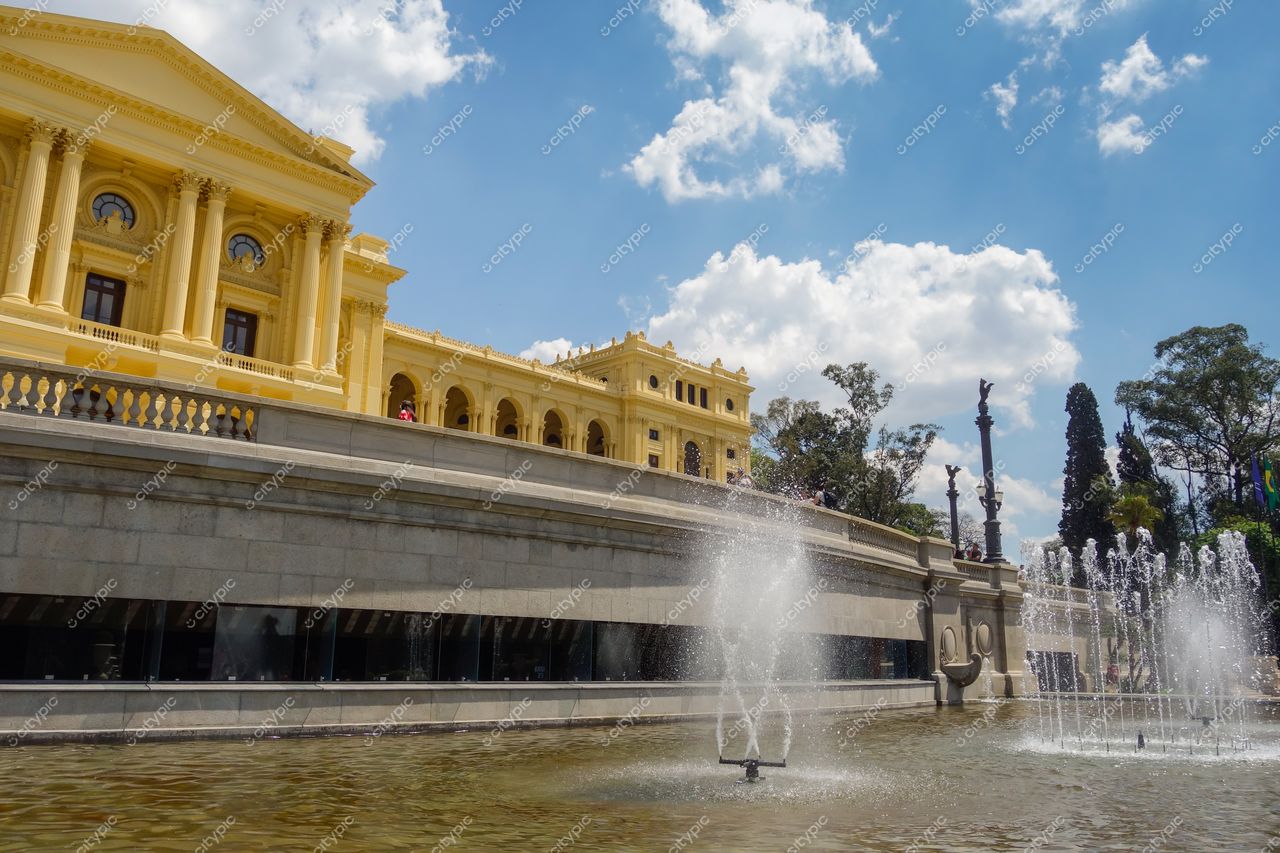 São Paulo, São Paulo, edifício histórico neoclássico amarelo com fonte e espelho d’água em dia nublado