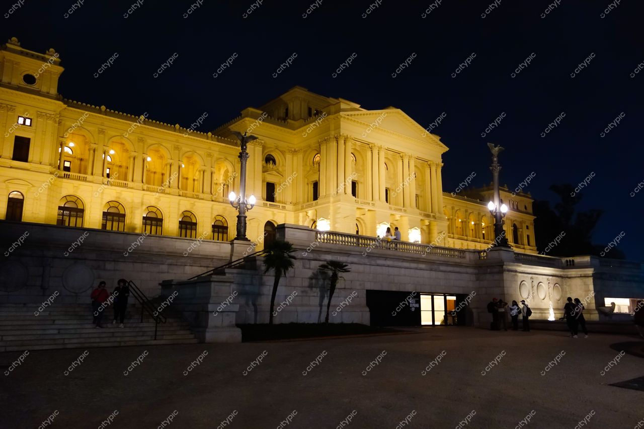 São Paulo, São Paulo, edificação clássica iluminada em amarelo à noite