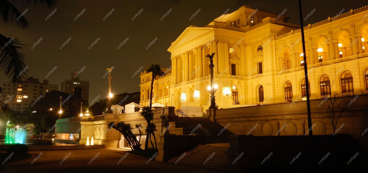São Paulo, São Paulo vista noturna do Museu de História Natural com iluminação quente e vegetação ao redor