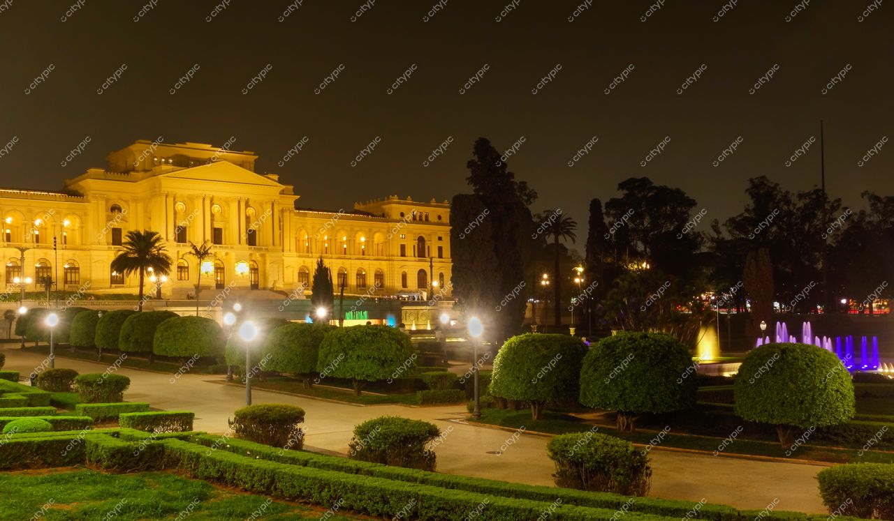São Paulo, São Paulo vista noturna de edifício monumental iluminado com jardim bem cuidado e fonte colorida