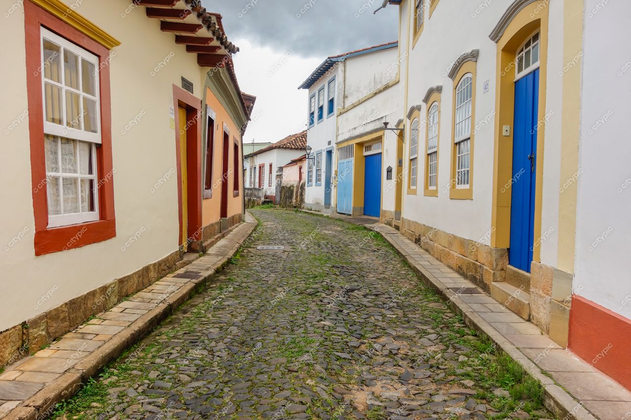 Centro Histórico de São João del Rei em dia nublado com ruas de paralelepípedos e casas coloniais coloridas