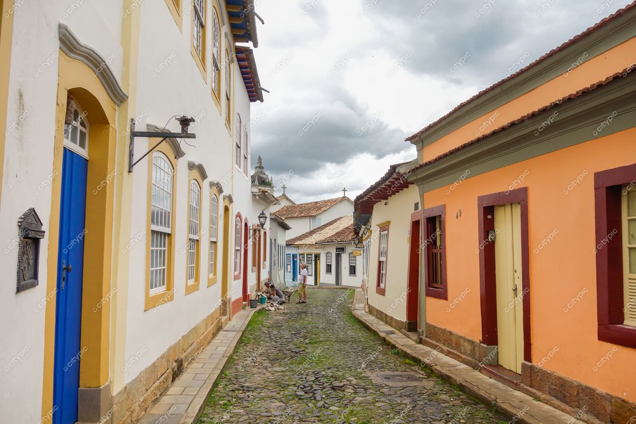 Centro Histórico de São João del Rei em dia nublado com casas coloniais coloridas e calçamento de pedra irregular