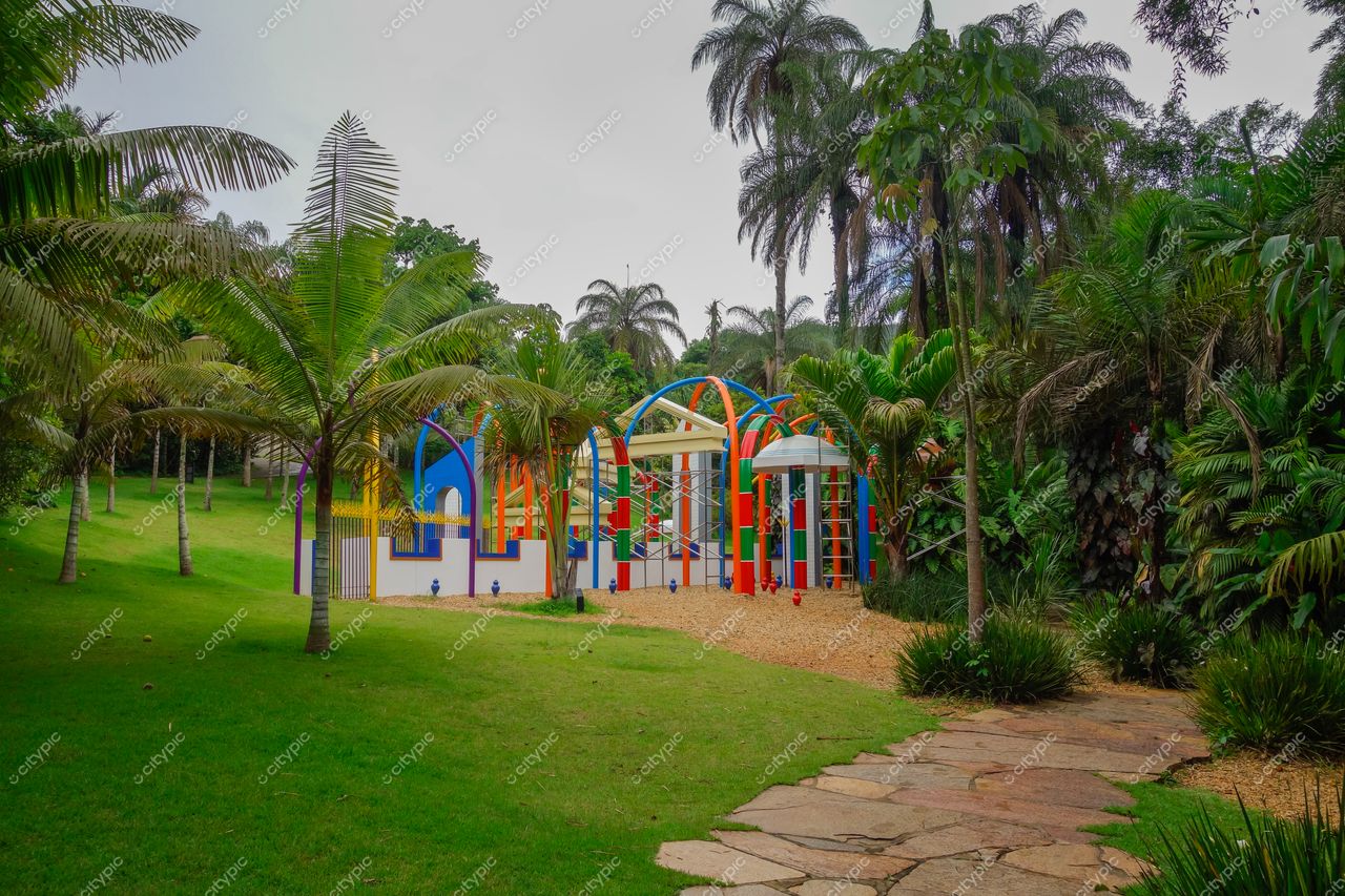 Brumadinho, Minas Gerais, arquitetura vibrante com cores sólidas e vegetação exuberante em dia nublado e suave iluminação