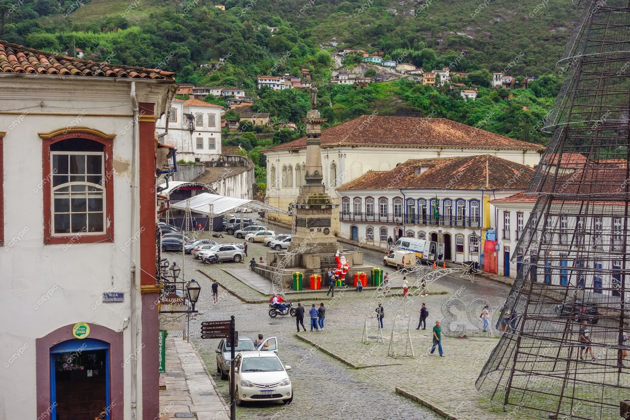 Ouro Preto, Minas Gerais, vista da Praça Tiradentes com arquitetura colonial, céu nublado e estrutura metálica de Natal à direita