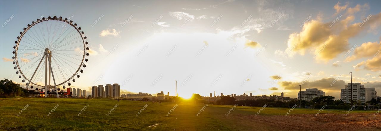 São Paulo, São Paulo, roda-gigante em parque com pôr do sol vibrante e áreas verdes ao fundo