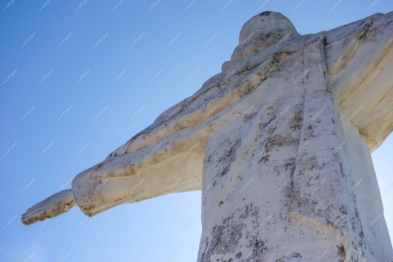 Socorro, São Paulo escultura imponente com braços abertos em dia ensolarado e céu azul intenso ao fundo