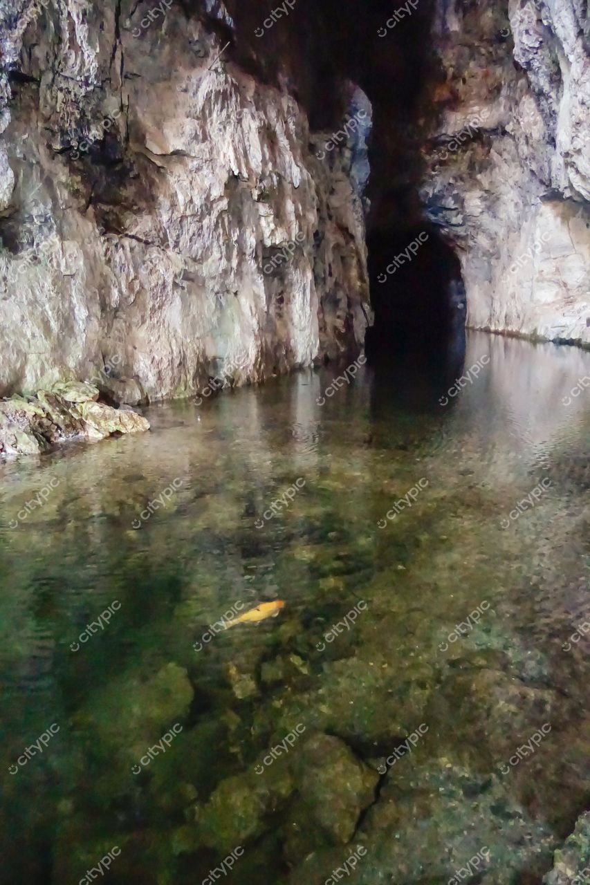 Socorro, São Paulo, caverna com paredes rochosas e lago sereno refletindo a iluminação suave do ambiente