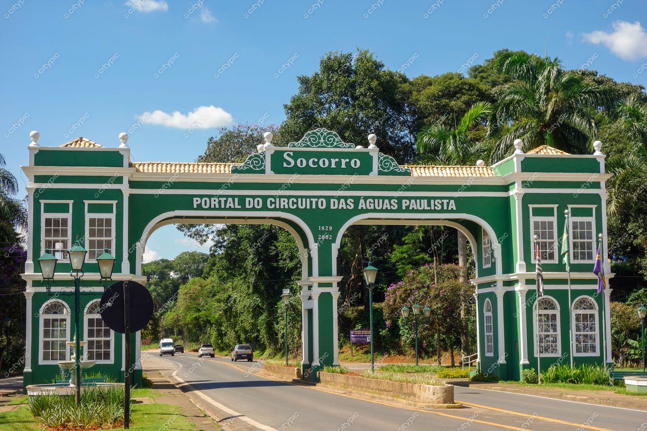 Socorro, São Paulo, Portal do Circuito das Águas Paulista em dia ensolarado com árvores tropicais ao fundo