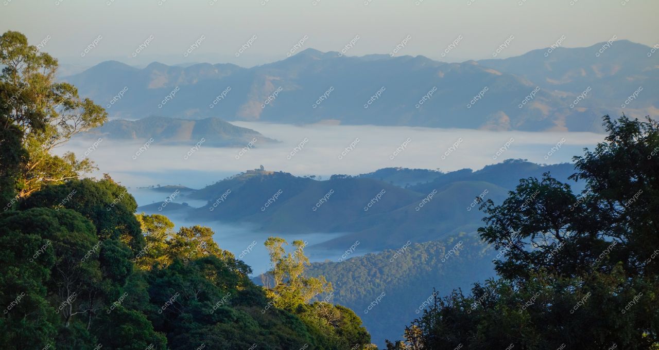 São Bento do Sapucaí, São Paulo vista panorâmica de montanhas com neblina e vegetação iluminada pela luz suave da manhã