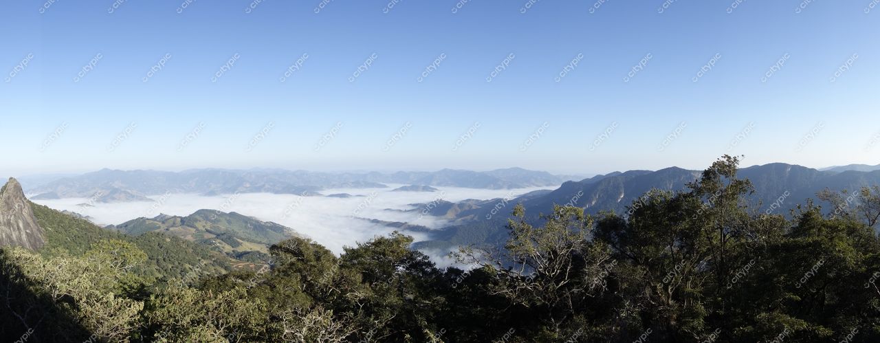 São Bento do Sapucaí, São Paulo vista panorâmica das montanhas com névoa e vegetação abundante em dia ensolarado