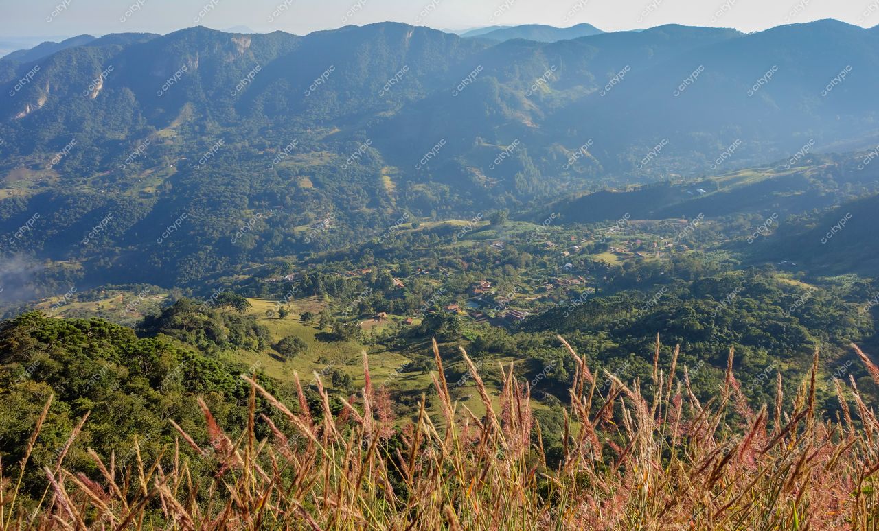 São Bento do Sapucaí, São Paulo vista panorâmica das montanhas verdes com casas no vale ao fundo e iluminação suave