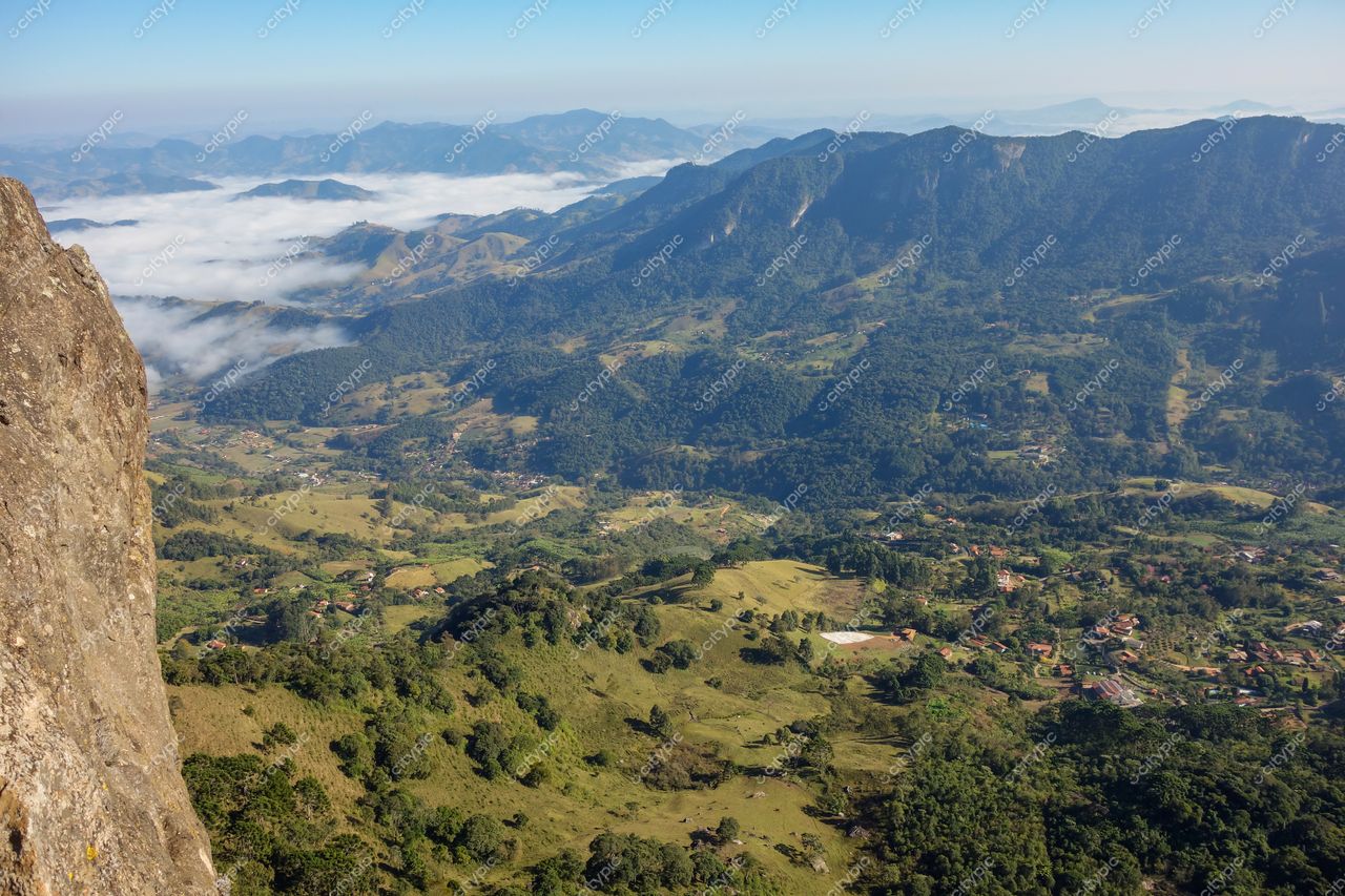 São Bento do Sapucaí, São Paulo, vista panorâmica em manhã clara com montanhas, vegetação densa e nuvens baixas