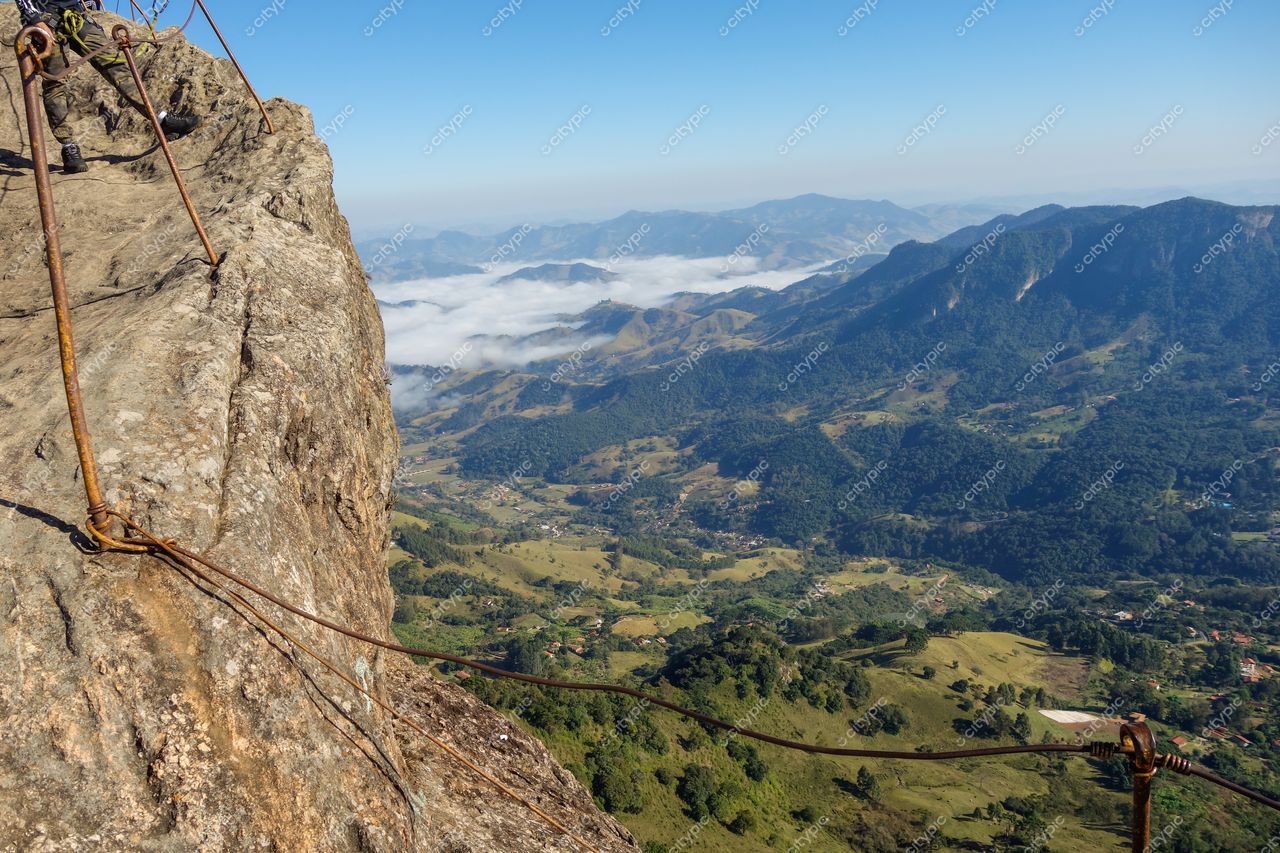São Bento do Sapucaí, São Paulo vista panorâmica com montanhas nevoentas e estruturas de escalada em manhã ensolarada