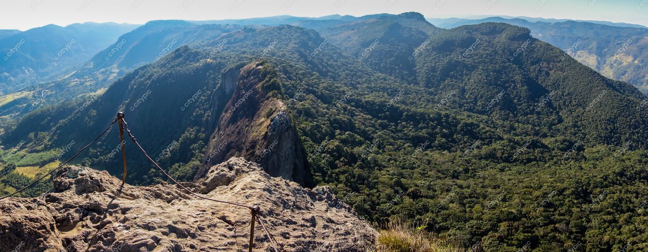 São Bento do Sapucaí, São Paulo vista panorâmica de relevo montanhoso com vegetação densa e luz natural suave