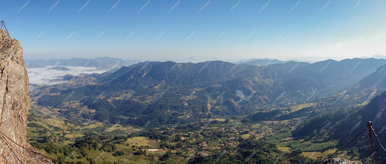São Bento do Sapucaí, São Paulo vista panorâmica em dia claro com montanhas verdes e construções pontuais na paisagem