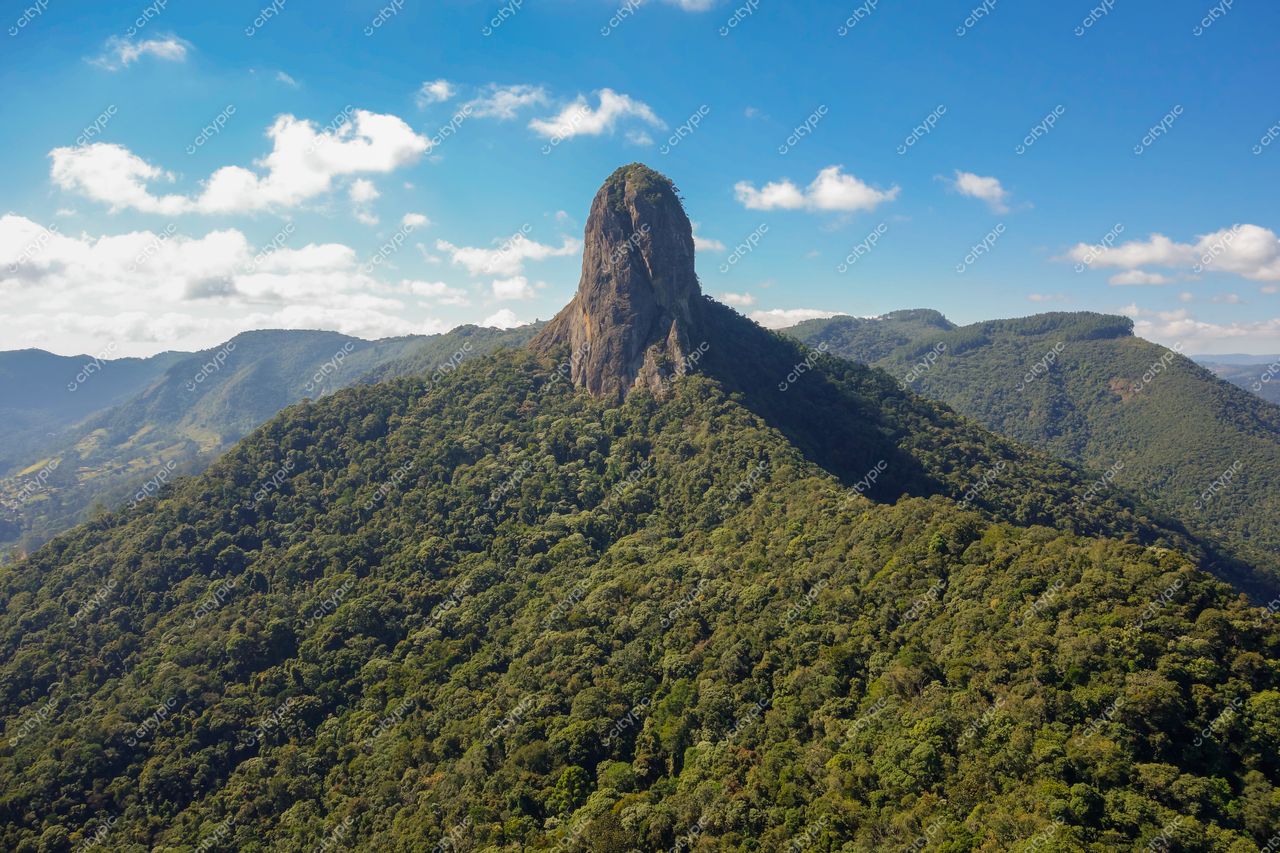 São Bento do Sapucaí, São Paulo, vista panorâmica do Pico do Selado com vegetação densa e céu azul claro