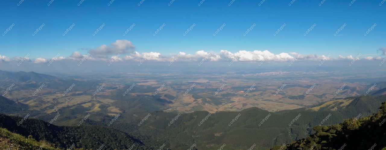 São Bento do Sapucaí, São Paulo, panorâmica diurna com colinas onduladas e vegetação densa sob céu azul claro