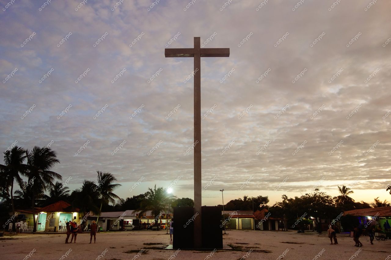 Berço da Civilização Brasileira em Santa Cruz Cabrália com cruz em destaque e céu de crepúsculo iluminado