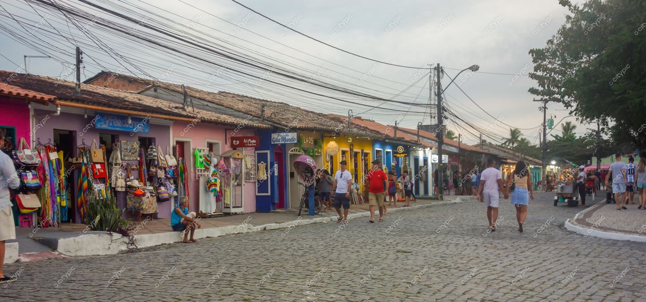Vila de Morro de São Paulo em Morro de São Paulo com casas coloridas e luz suave do final da tarde