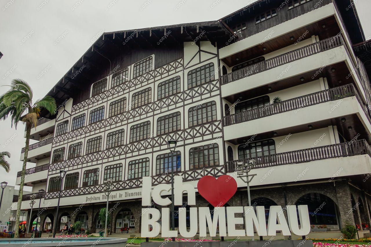Blumenau, Santa Catarina com arquitetura enxaimel da Prefeitura e símbolo “Ich ♥ Blumenau” em dia nublado e vegetação