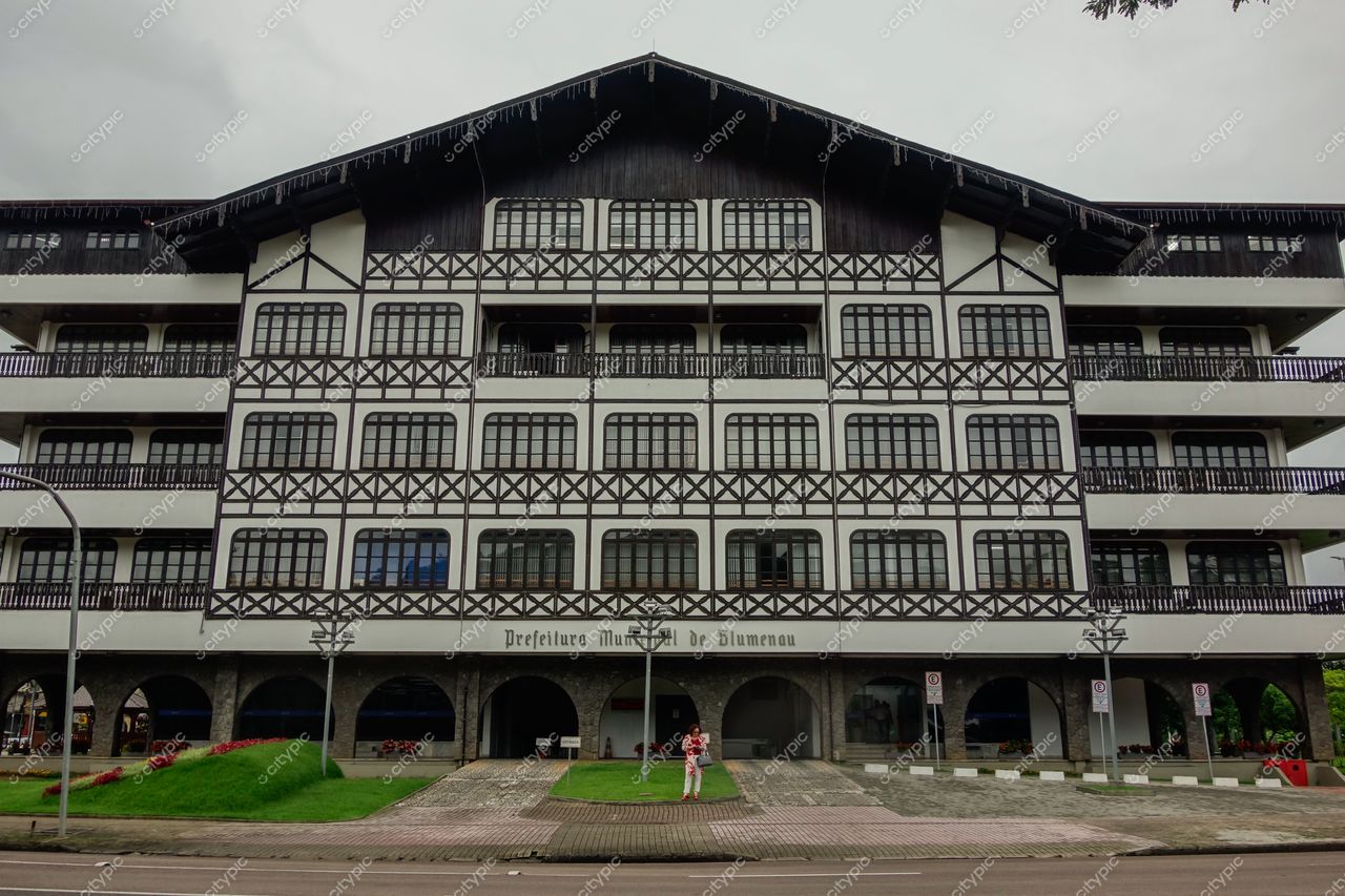 Blumenau, Santa Catarina fachada da Prefeitura Municipal com estilo germânico em dia nublado e áreas ajardinadas verdes