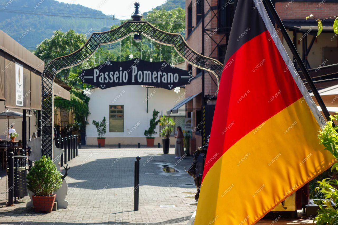 Pomerode, Santa Catarina entrada do Passeio Pomerano com arco decorativo e bandeira da Alemanha em dia ensolarado
