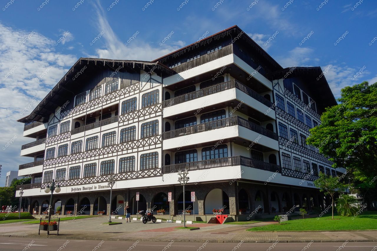 Blumenau, Santa Catarina, Edifício Municipal com arquitetura enxaimel e vegetação em dia claro e céu azul