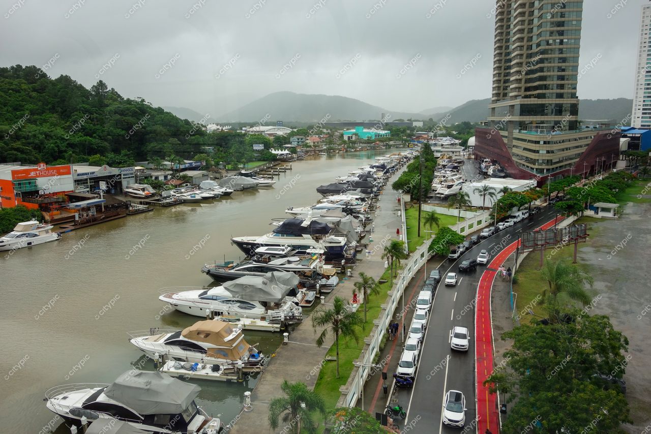 Balneário Camboriú, Santa Catarina, vista panorâmica do canal com embarcações e edifícios modernos sob céu nublado