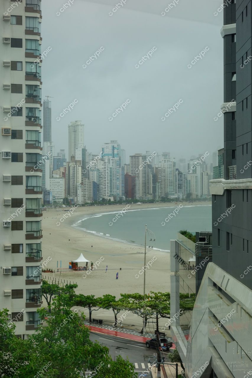 Balneário Camboriú, Santa Catarina, vista panorâmica da orla em dia nublado com poucos frequentadores e arquitetura moderna