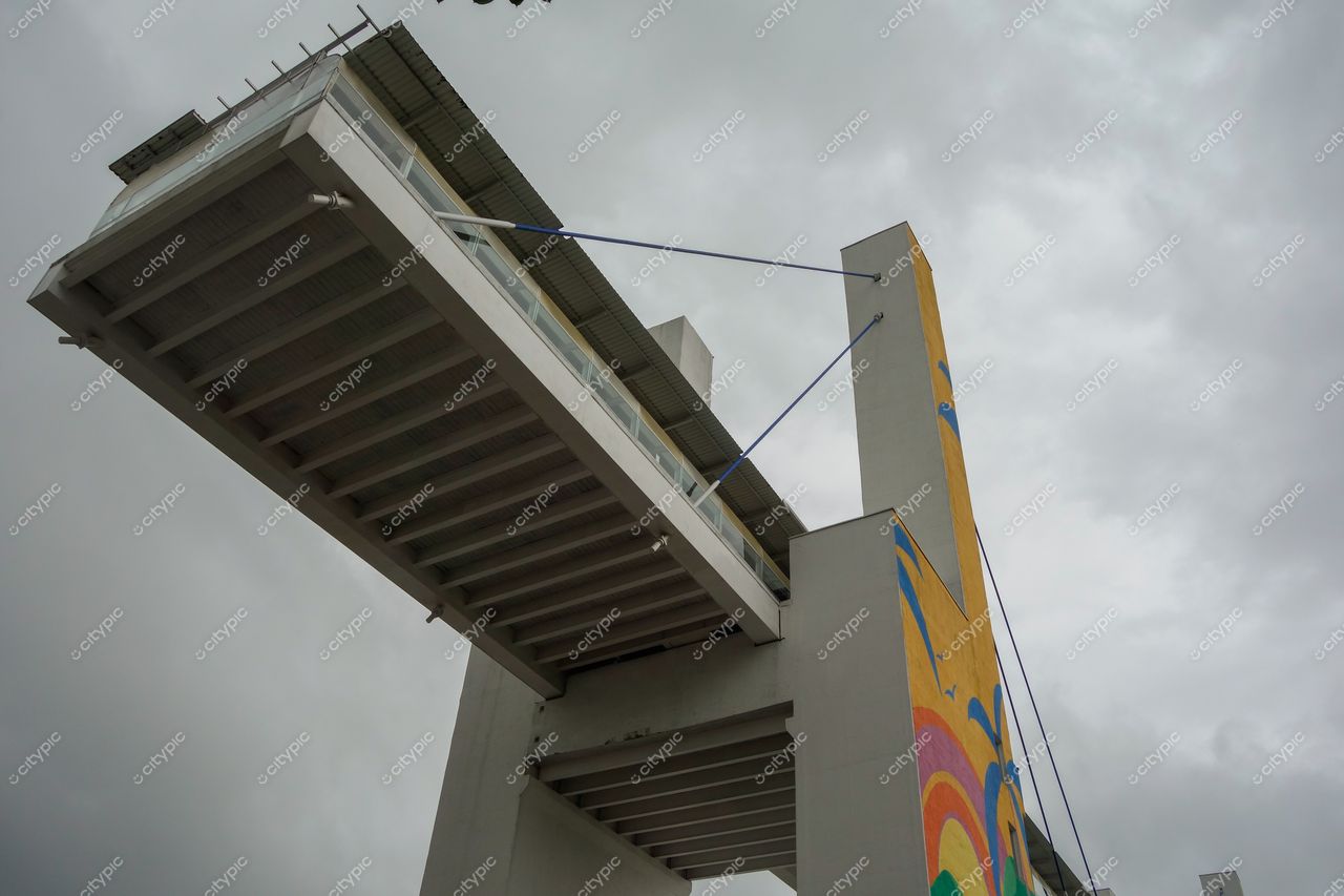 Balneário Camboriú, Santa Catarina, arquitetura moderna elevada com painel colorido sob céu nublado e atmosfera urbana