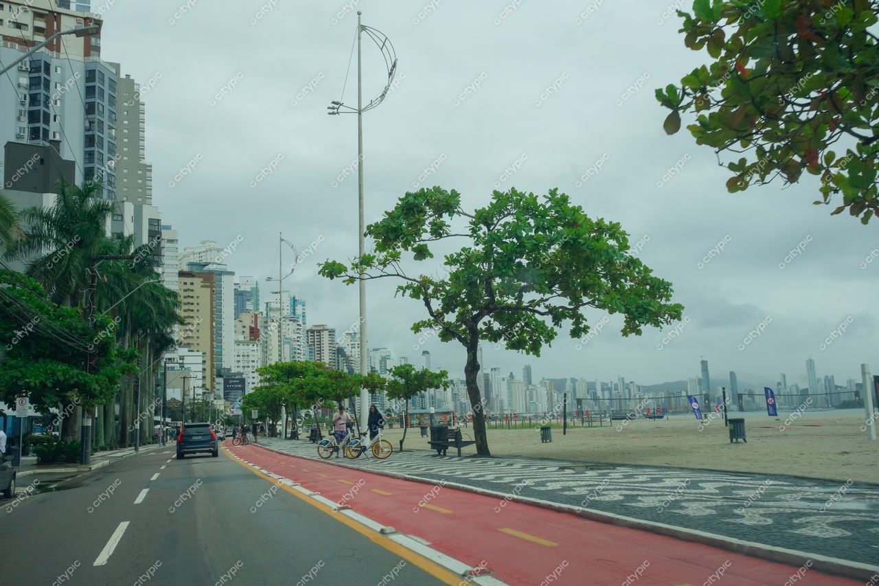 Balneário Camboriú, Santa Catarina, vista da Avenida Atlântica com céu nublado e tráfego urbano intenso